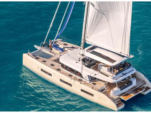 Catamaran Lagoon Sixty 5 for rent in Salerno
