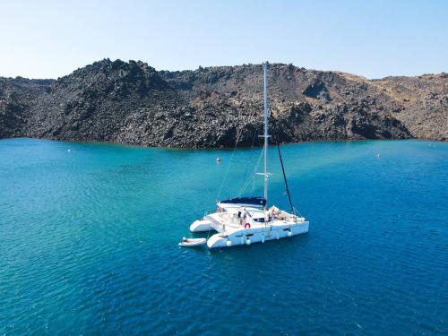 Kat Lavezzi 40 chartern in Megalochori Santorini