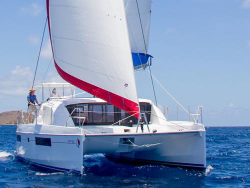 Katamaran Leopard 404 chartern in Marina Apooiti