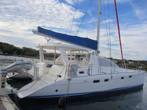 Kat Leopard 43 chartern in Clifton Harbour