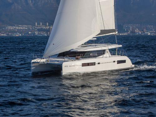 Cat Leopard 45 for rent in La Paz