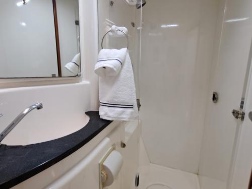 Kat Leopard 48 chartern in Stock Island Marina