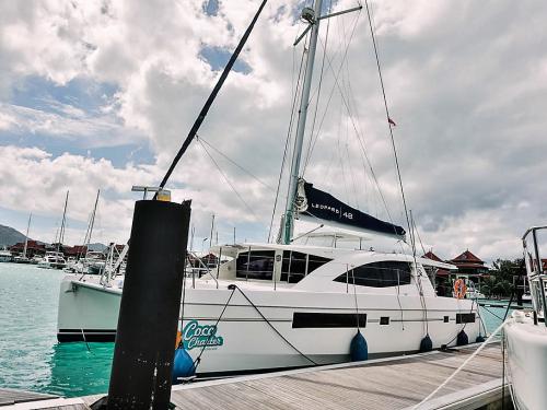 Katamaran Leopard 48 Yachtcharter in Marina Praslin