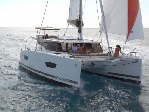 Kat Lucia 40 chartern in Palm Cay Marina