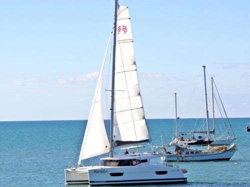 Katamaran Lucia 40 chartern in Airlie Beach