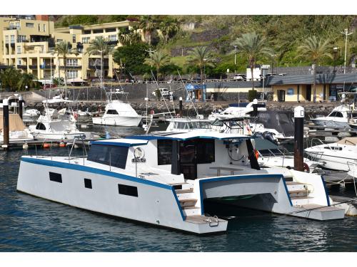 Cat Luna 47 Power for charter in Funchal