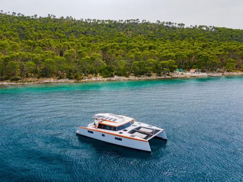 Catamaran Luna 47 Power available for charter in Split