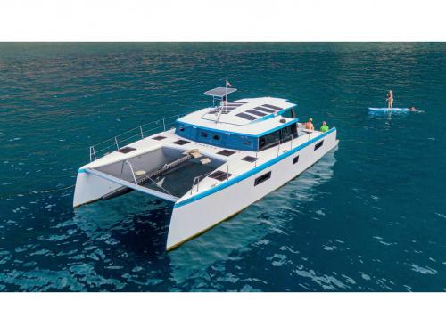 Cat Luna 47 Power for charter in Funchal