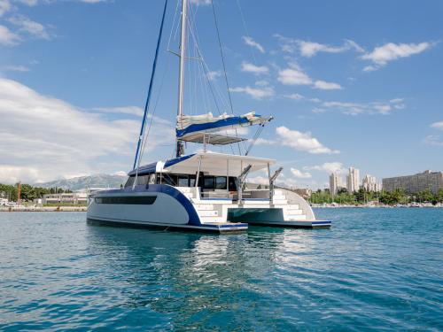 Kat Luna 49 chartern in Marina Vranjic