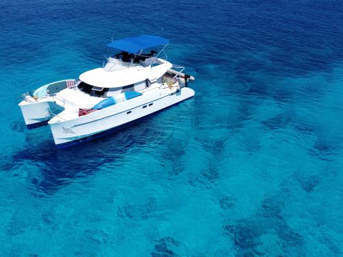 Catamaran Maryland 37 for rent in Eden Island Marina