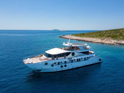 Catamaran MC Adriatic Queen for charter in Split