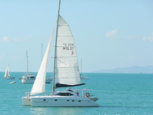 Kat Montebello 12.5 chartern in Airlie Beach