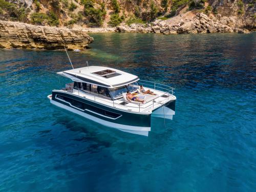 Catamaran MY 4.S for hire in Marseilles