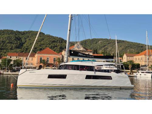 Cat Nautitech 44 for rent in Primosten