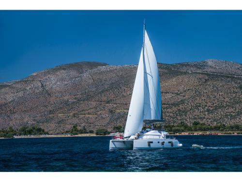 Katamaran Nautitech 46 Open Fly chartern in Olympic Marine