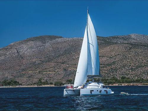 Kat Nautitech 46 Open Fly chartern in Lavrio