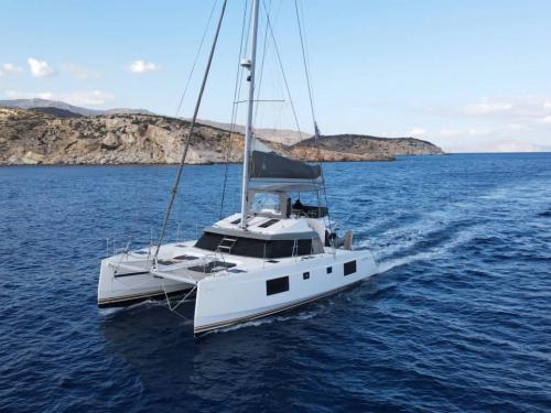 Katamaran Nautitech 46 Open Fly Yachtcharter in Megalochori Santorini