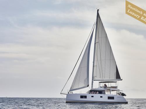 Katamaran Nautitech 46 Open Fly Yachtcharter in Megalochori Santorini