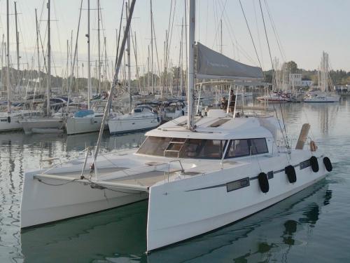 Kat Nautitech 46 Open Fly chartern in Gouvia Marina