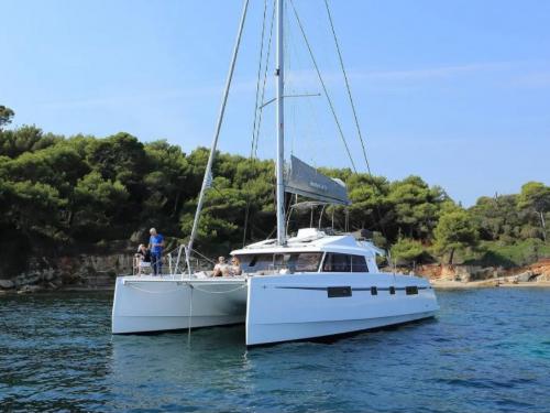 Kat Nautitech 46 Open Fly chartern in Athen