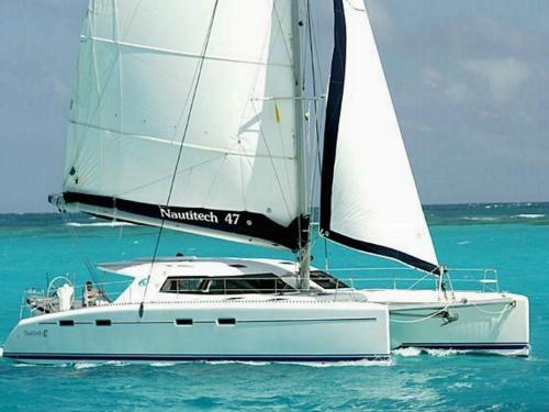 Katamaran Nautitech 47 chartern in Port Victoria
