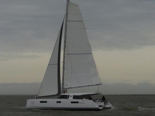 Kat Nautitech Open 40 chartern in Hafen von Calanova