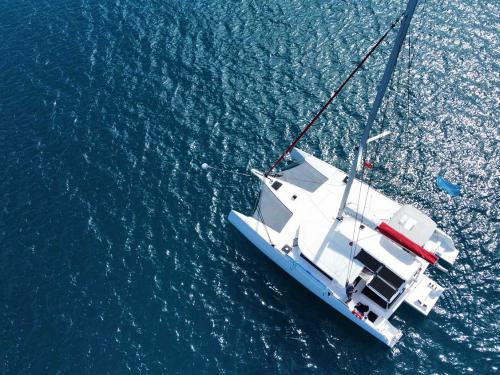 Cat Neel 43 for charter in Sete