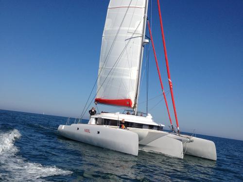 Kat NEEL 45 chartern in Hafen von Leucate