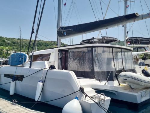 Kat Neel 47 chartern in Krk