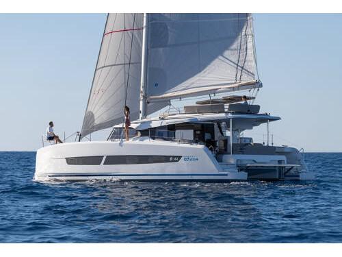 Kat Fountaine Pajot MY 44 chartern in Parikia