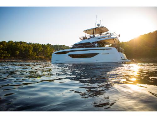 Kat Prestige M48 chartern in Split