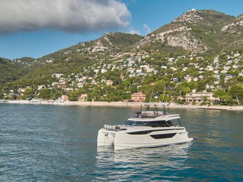 Cat Prestige M48 for hire in Messina
