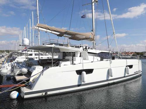 Katamaran Saona 47 chartern in Marina Kornati