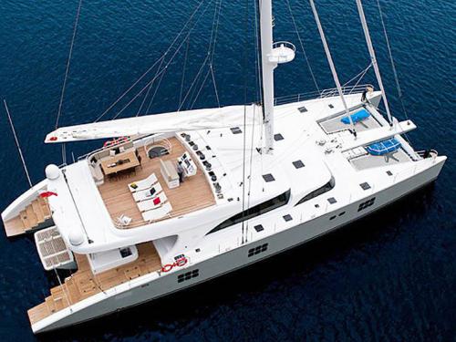 Cat Sunreef 102 for hire in Marigot