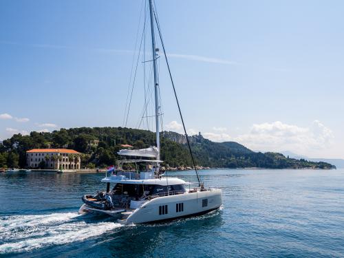 Katamaran Sunreef 50 Yachtcharter in Kastel Gomilica