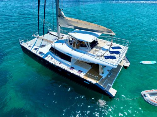 Cat Sunreef 62 for hire in Marina Playa de Talamanca