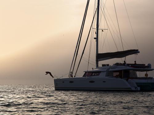 Kat Victoria 67 chartern in Marina San Antonio