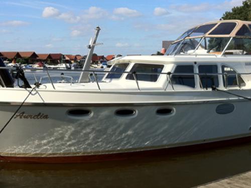 Houseboat Babro Newline 42 for charter in Berlin City