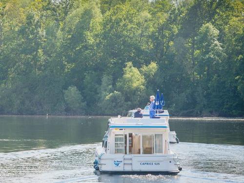 Houseboat Caprice for hire in Saint Jean de Losne