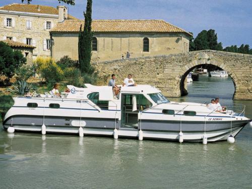Houseboat Confort 1350 B for charter in Les Laumes