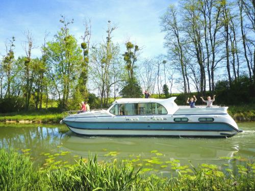 Houseboat Confort 1350 B available for charter in Luebz