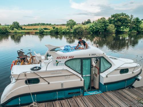 Houseboat Confort 900 DP for rent in Sable sur Sarthe