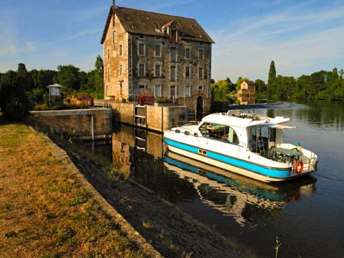 Houseboat Confort 900 DP available for charter in Bellegarde