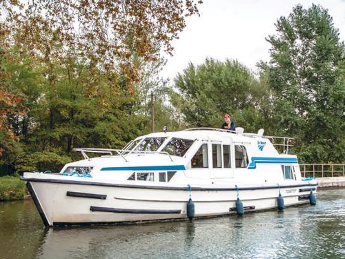 Houseboat Corvette A available for charter in Marina Tannay