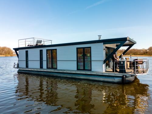 Houseboat MonaLisa available for charter in Buchholz