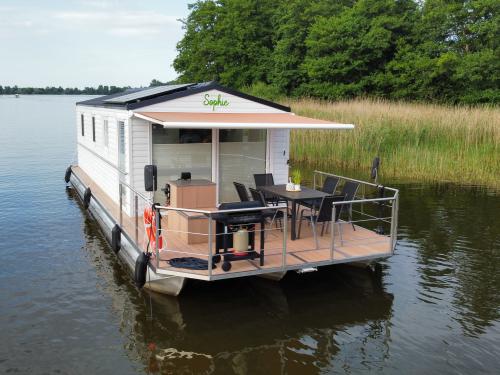 Houseboat Sophie available for charter in Buchholz
