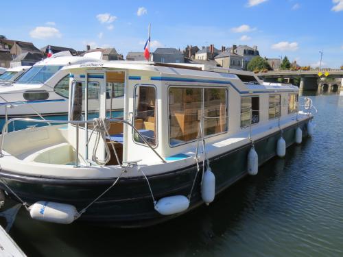 Houseboat Eau Claire 1130 available for charter in Sable sur Sarthe