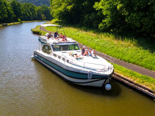 Houseboat Estivale Octo available for charter in Bellegarde