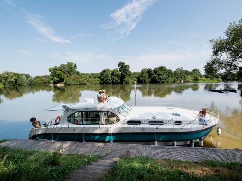 Houseboat Estivale Sixto available for charter in Grez Neuville