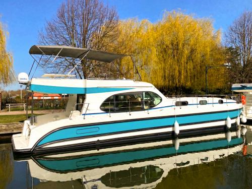Hausboot Estivale Sixto Yachtcharter in Hafen von Dole
